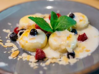 Сирники з ванільним соусом та мигдалевими пластівцями