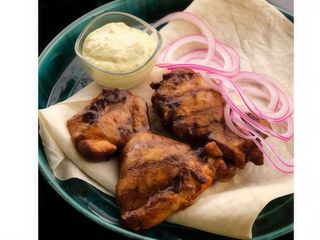 Соковиті шматочки курятини на грилі з соусом "Ремулад" (200г)