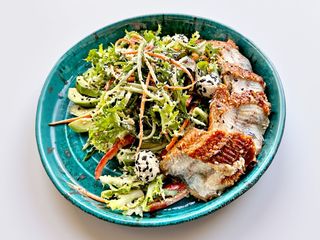 Салат з вугрем та вершково-горіховим соусом 