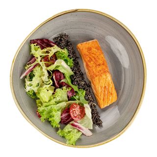 Стейк із лосося з кіноа та соусом цитронет (130/100г)