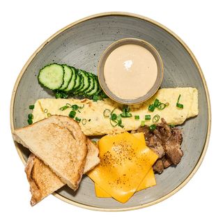 Сніданок з бріскетом та чеддером (350г)