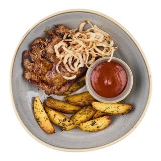 Стейк зі свинини з картоплею по-креольськи та цибулею фрі (400г)