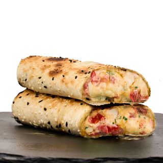 Піцоні з куркою, моцарелою та томатами