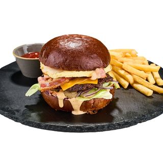 Бургер з телятиною та яйцем