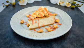 Чізкейк з мангово-вишневим кюлі (240г)