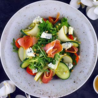 Салат з хамоном та грушею (375г)