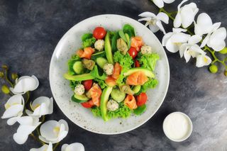 Салат з артишоками та лососем (390г)