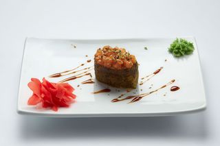 Гункан з лососем (40г)