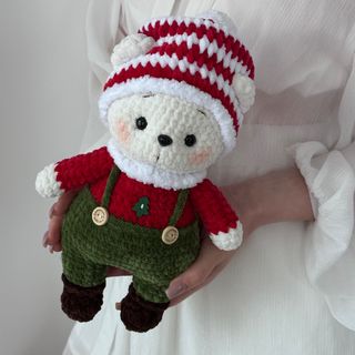 Медведик у шапці та комбінезоні