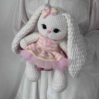 Зая у рожевому платті