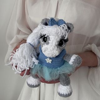 Коник-дівча у блакитному