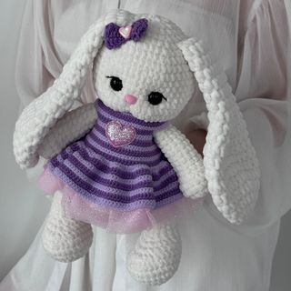 Зая у бузковому платті