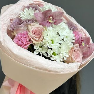 Букет «Хризантема, троянди, діантус та орхідея»