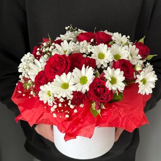 Композиція «Троянди, гіпсофіла та хризантема »