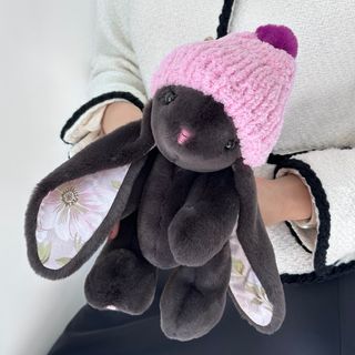 Іграшка Кролик т.сірий з квітами та рожевою шапкою 