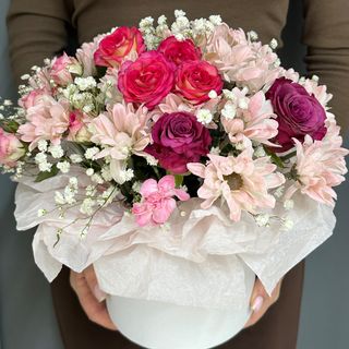 Композиція «Троянди, хризантема , гіпсофіл»