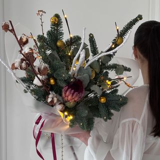 Букет «Нобіліс, протея, бавовна, засніжені гілки та гірлянда»