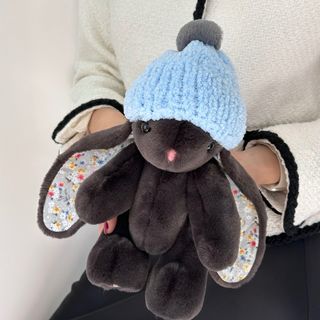 Іграшка Кролик т.сірий з квітами та блакитною шапкою 