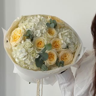 Букет «Гортензія біла (3), Кенділайт (7) та евкаліпт»