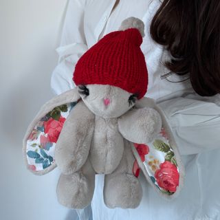 Іграшка Кролик сірий з червоною шапкою