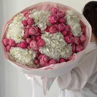Букет "Гортензія біла (5) та Сільва Пінк (20)"