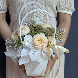 Композиція «Кущова троянда , кущовий діантус та зелень»