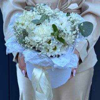 Композиція "Хризантема, Гіпсофіл, евкаліпт"
