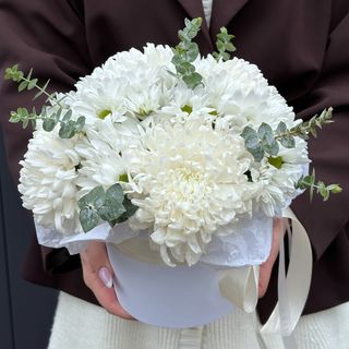 Композиція "Хризантема біла велика (5) та евкаліпт"