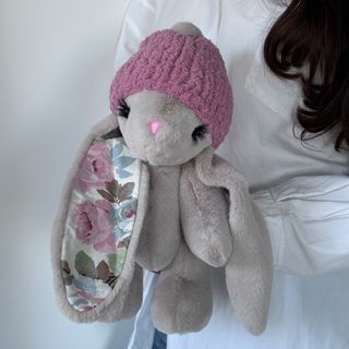 Іграшка Кролик сірий з рожевою шапкою та квітковими вушками