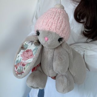 Іграшка Кролик світлий з рожевою шапкою та квітковими вушками