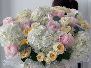 Композиція «Гортензії (7), троянди (8), ранункулюс (10)»