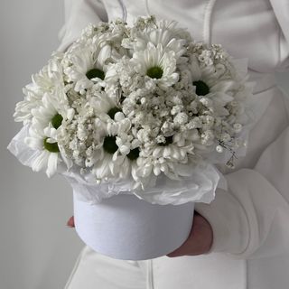 Композиція - міні хризантема та гіпсофіла.