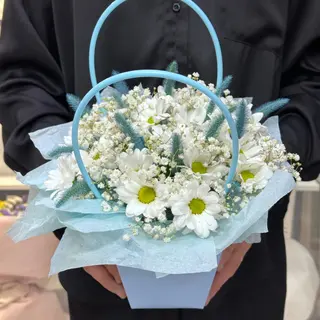 Композиція «Хризантема, гіпсофіл, сухоцвіт блакитний»