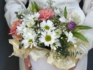 Композиція «Троянди, діантус та хризантема»