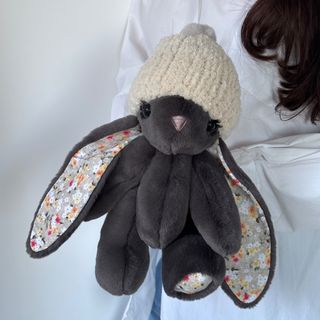Іграшка Кролик темно-сірий з бежевою шапкою та квітковими вушками