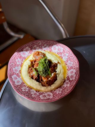 Трюфельне пюре з хрумкою куркою та соусом берблан (240г)