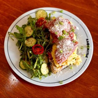 Скрембл з молочною ковбаскою