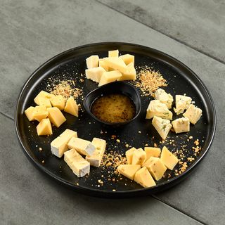 Європейські сири з Трюфельним медом (150/30г)