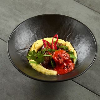 Томлена теляча ніжка з пюре та соусом Порто (500г)