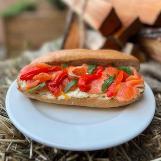 Паніні з лососем та запеченим перцем 