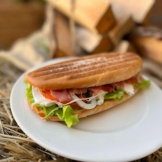 Паніні з фетою, помідорами та хамоном