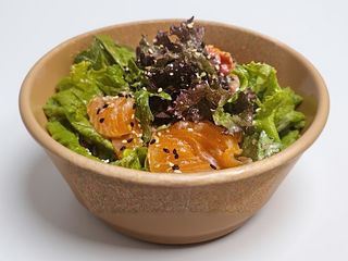 Салат з лососем, запеченим болгарським перцем та томатами 