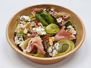 Салат з хамоном, грушею та сиром дорблю