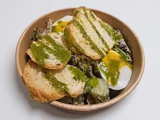 Салат з куркочкою та сухариками з круасану