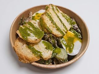 Салат з куркочкою та сухариками з круасану