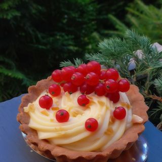 Тарт із заварним кремом та сезоними ягодами