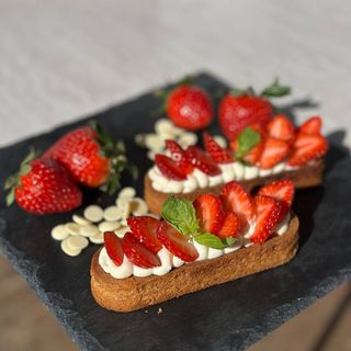 Тарт з полуницею