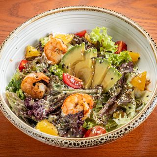 Салат з креветками, апельсином і мусом з авокадо та крем-сиром (220г)