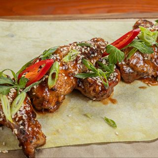 Курячі крильця під пікантним фірмовим BBQ (300г)