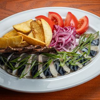 Філе слабосолоної скумбрії з маринованою цибулею та томатами (110г/100г)